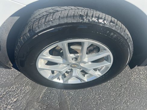 Used 2024 Chevrolet Equinox LT image 3