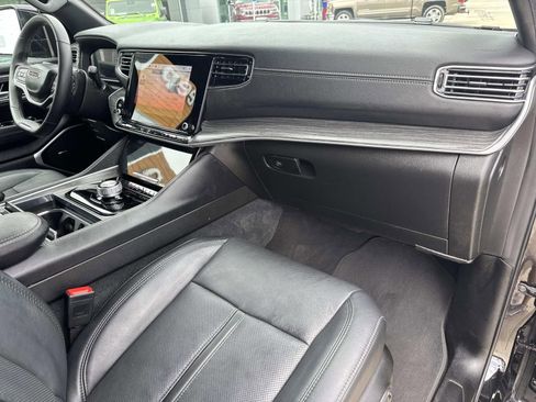 Used 2024 Jeep Wagoneer L Series II image 11