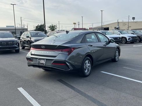 New 2026 Hyundai Elantra SE FWD image 5