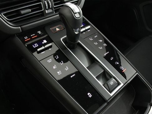 Used 2025 Porsche Macan image 18