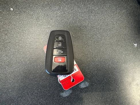 Used 2021 Toyota Highlander LE AWD/4WD image 25