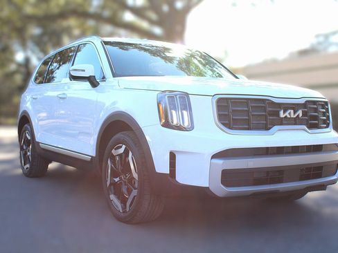 New 2025 Kia Telluride S image 3