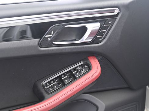 Certified 2024 Porsche Macan S AWD/4WD image 27