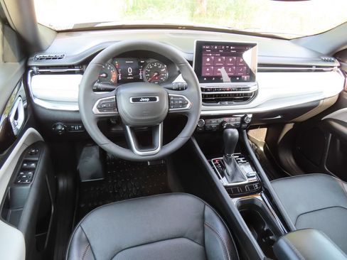 Certified 2023 Jeep Compass Limited AWD/4WD image 4