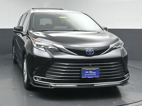 Used 2024 Toyota Sienna Platinum AWD/4WD image 2