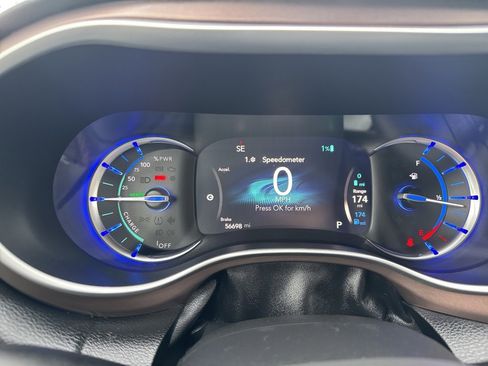 Used 2018 Chrysler Pacifica Touring-L image 14