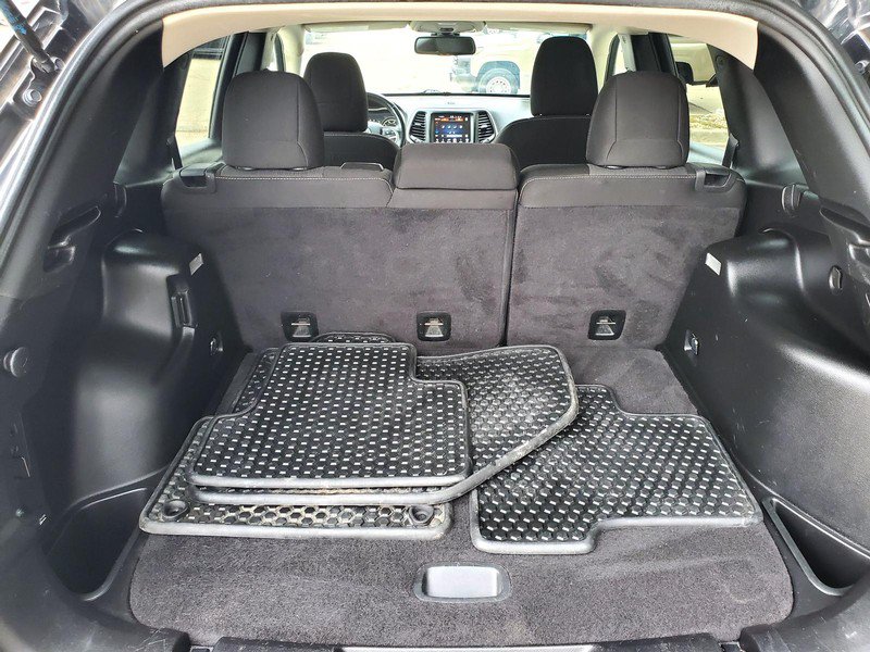 Used 2015 Jeep Cherokee Latitude w/ Cold Weather Group AWD/4WD image 16
