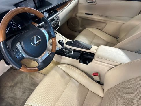 Used 2014 Lexus ES 300h w/ Premium Package w/Bamboo Trim FWD image 14