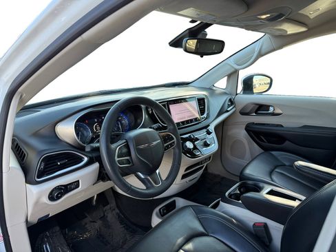 Used 2023 Chrysler Pacifica Touring-L image 9