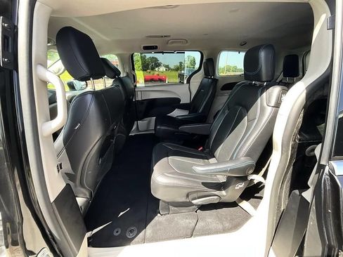 Used 2021 Chrysler Pacifica Touring-L FWD image 28