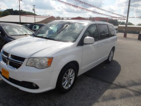 Used 2019 Dodge Grand Caravan SXT FWD image 3