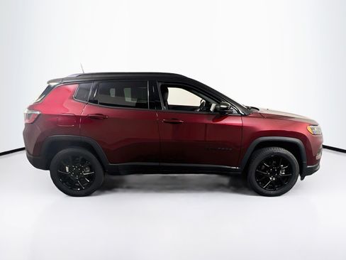 Used 2022 Jeep Compass Latitude w/ Sun and Sound Group AWD/4WD image 4