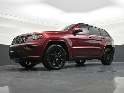 Used 2020 Jeep Grand Cherokee Altitude image 23