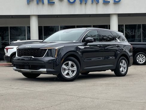 Used 2025 Kia Sorento LX image 2