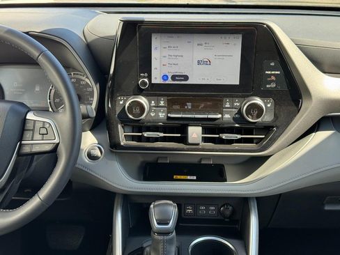 Used 2025 Toyota Highlander AWD image 14