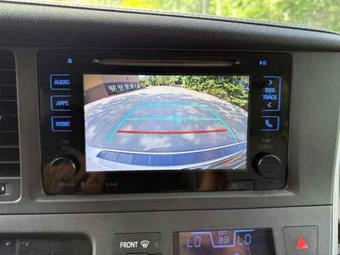 Used 2017 Toyota Sienna XLE Premium FWD image 21