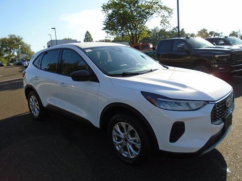 Used 2025 Ford Escape Active AWD/4WD image 2