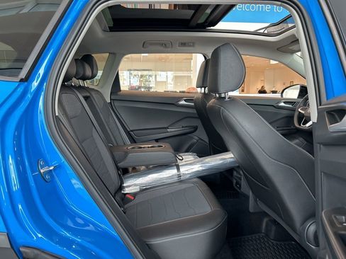 Used 2025 Volkswagen Taos SE image 37