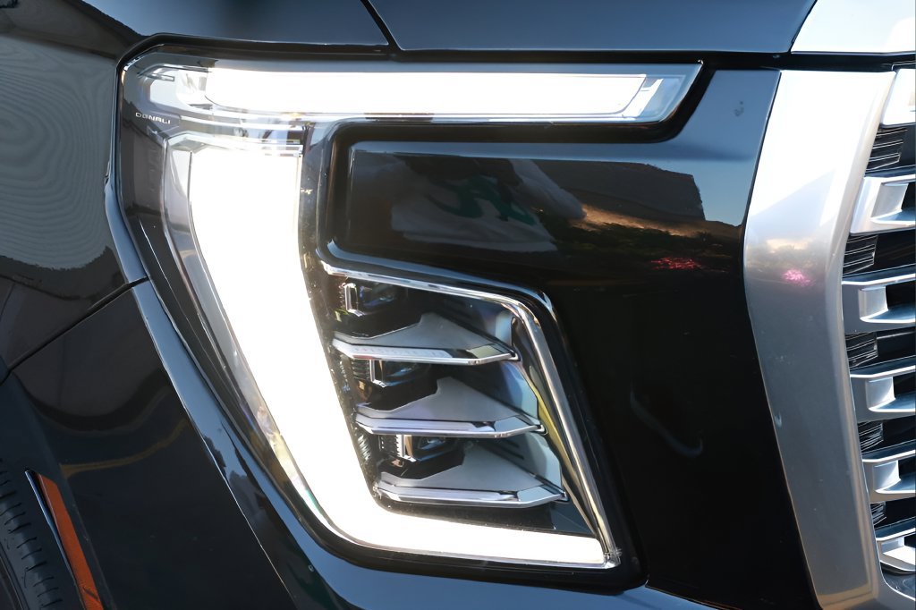 Used 2025 GMC Yukon XL Denali AWD/4WD image 24