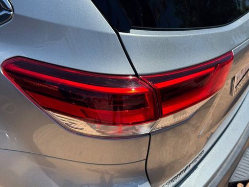 Used 2018 Toyota Highlander XLE w/ Carpet Mat Package (TMS) FWD image 7