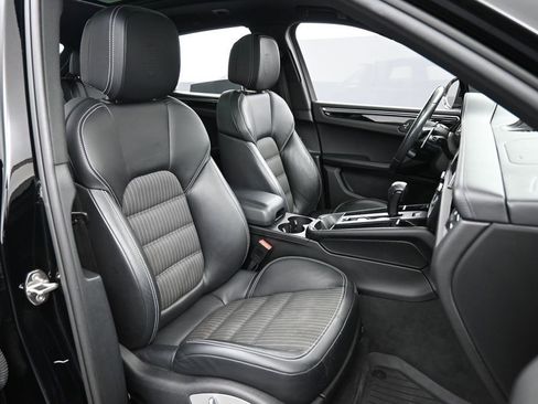 Certified 2023 Porsche Macan Turbo AWD/4WD image 29