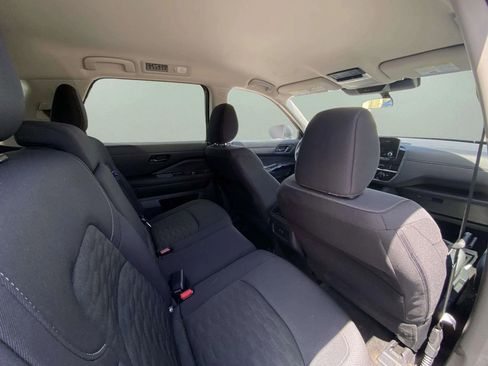 Used 2025 Nissan Pathfinder SV image 10