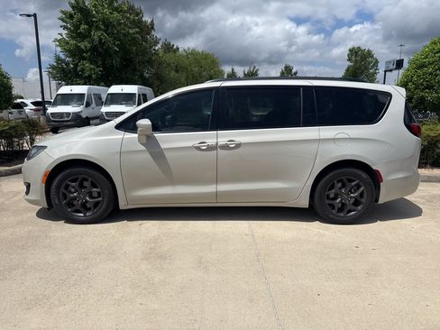 Used 2020 Chrysler Pacifica Touring-L w/ S Appearance Package image 7