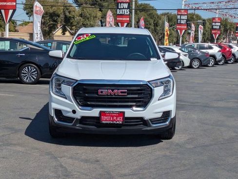 Used 2024 GMC Terrain SLE image 2