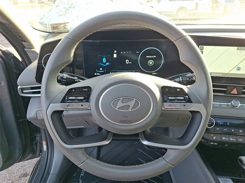 Used 2025 Hyundai Elantra SEL image 21