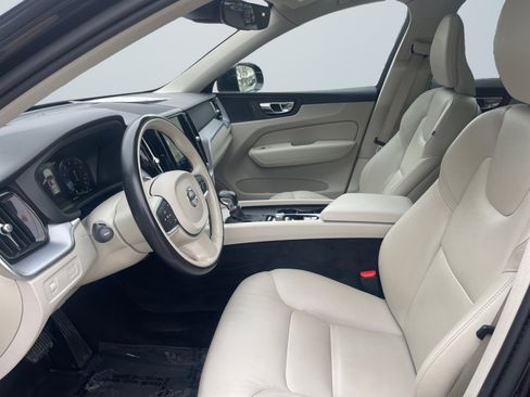 Used 2021 Volvo XC60 T5 Momentum image 10