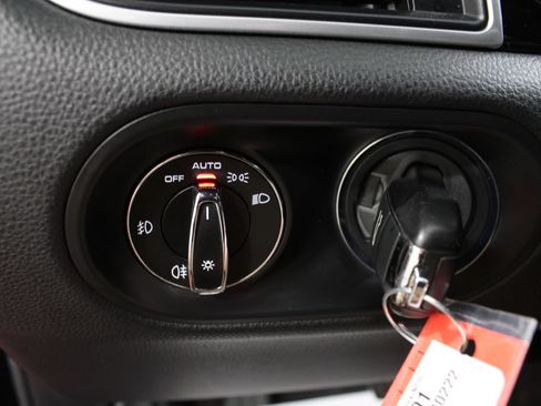 Used 2018 Porsche Macan AWD/4WD image 40