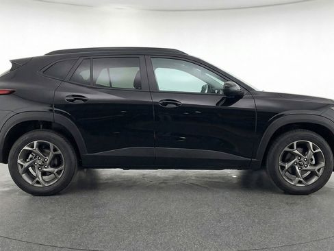 Used 2025 Chevrolet Trax LT image 11