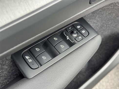 Used 2025 Volvo XC40 B5 Ultra w/ Protection Package Premier image 15