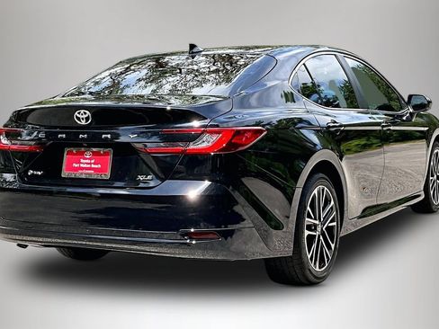 Used 2025 Toyota Camry XLE FWD image 5