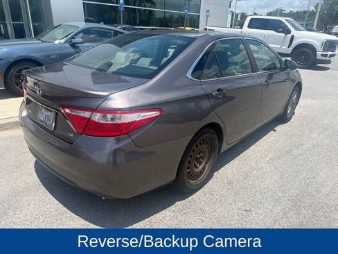Used 2017 Toyota Camry SE w/ Moonroof Package FWD image 4