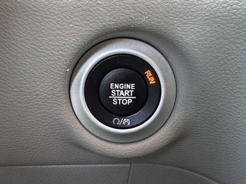 Used 2022 Chrysler Pacifica Touring-L FWD image 19