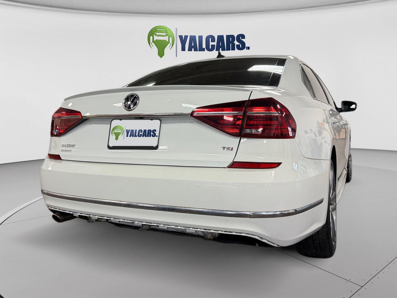 Used 2017 Volkswagen Passat 1.8T R-Line w/ R-Line Lighting Package FWD image 10