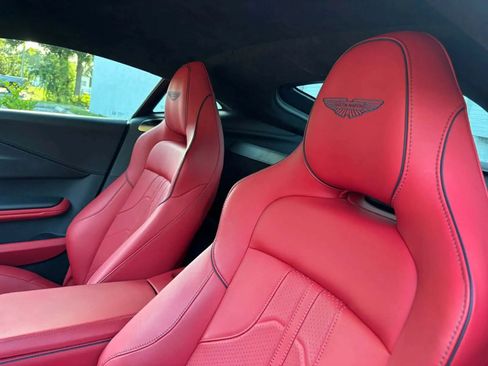 Used 2025 Aston Martin V8 Vantage Coupe RWD image 9