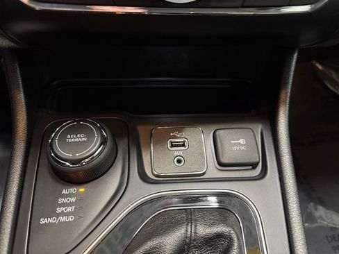 Used 2020 Jeep Cherokee Latitude Plus AWD/4WD image 16