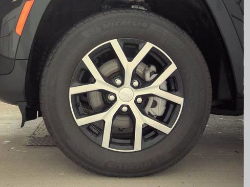 Used 2023 Jeep Grand Cherokee Limited image 10