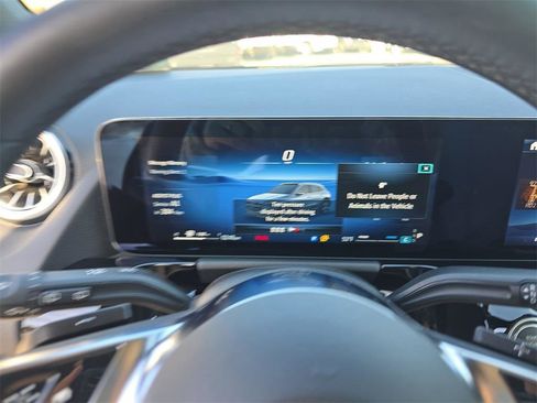 Used 2025 Mercedes-Benz GLA 250 4MATIC image 32