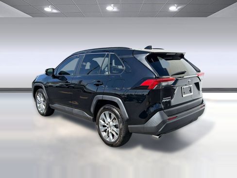 Used 2019 Toyota RAV4 XLE Premium w/ Cold Weather Package FWD image 3