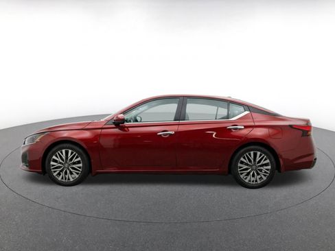 Used 2025 Nissan Altima 2.5 SV FWD image 3