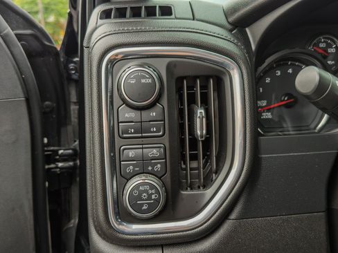 Used 2020 Chevrolet Silverado 1500 LT Trail Boss AWD/4WD image 32