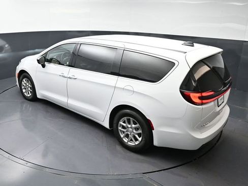 Used 2025 Chrysler Pacifica Select FWD image 40