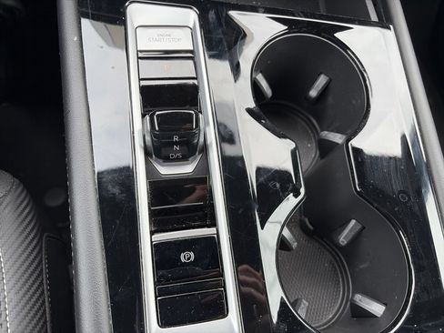 Used 2024 Volkswagen Atlas Cross Sport SE w/ Panoramic Sunroof Package FWD image 22