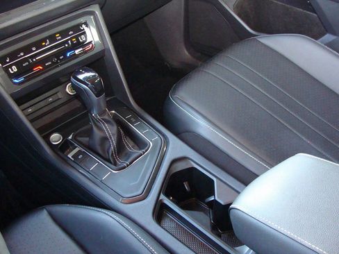 Used 2023 Volkswagen Tiguan SE image 17