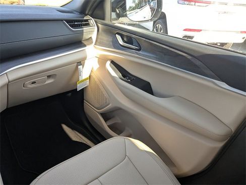 New 2025 Jeep Grand Cherokee Limited image 17