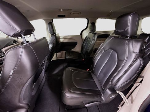 Used 2023 Chrysler Pacifica Touring-L FWD image 16