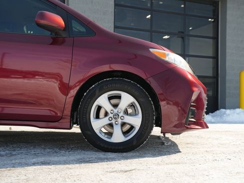 Used 2018 Toyota Sienna LE image 12